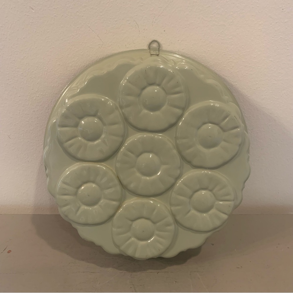 VTG Aluminum Avocado Green Hanging Pineapple Cake Mold